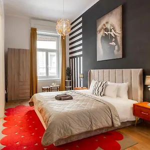 https://deluxe-dohany-residence-next-to-the-new-york-caf.inbudapesthotels.com